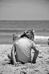 meisje op strand door Jim Bennuci